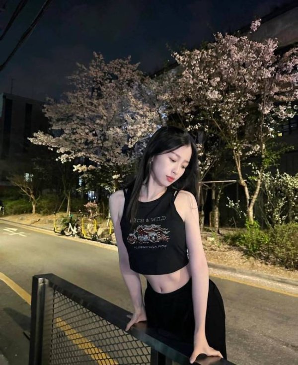 盈胜优配 虞书欣穿黑色背心魅惑撩人 一头黑长直又纯又欲