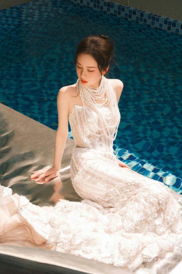 国鸣投资 陈都灵穿抹胸长裙性感撩人 戴珍珠项链高贵明媚