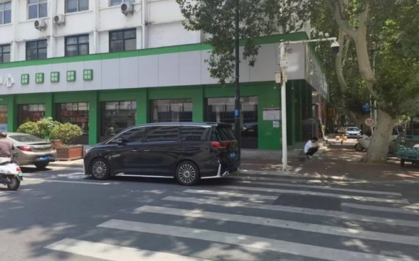 银泰证券 银行职员诈骗近亿元 她花6000余万打赏主播 曾让男主播连续8小时为其唱歌